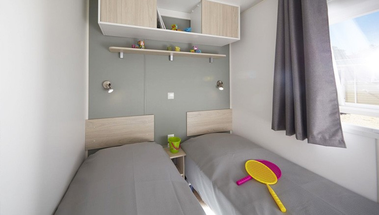 Vente privée Camping 4* Ferme Pédagogique de Prunay – La chambre avec deux lits simples