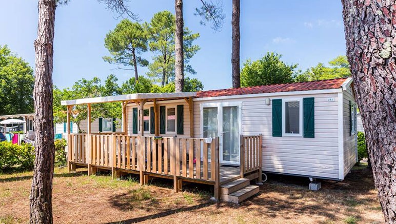 Vente privée Camping 4* Le Soleil des Landes – Vous séjournerez dans un mobil-home entièrement équipé avec terrasse couverte