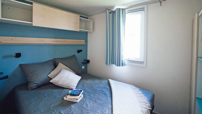 Vente privée Camping 3* Kerscolper – Une belle chambre avec lit double