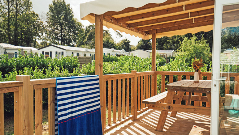 Vente privée Camping 3* Kerscolper – Et surtout la terrasse en bois avec mobilier de jardin