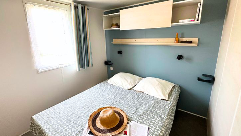 Vente privée Camping 5* Les Pirons – Une chambre avec un lit double