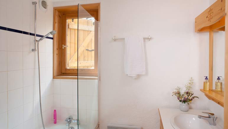 Vente privée Résidence 3* Les Fermes de Saint Sorlin – Salle de bain avec douche ou baignoire