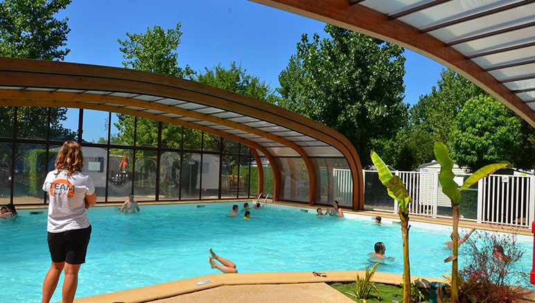 Vente privée Camping 4* Le Domaine de la Marina – Libre accès à la piscine couverte avec transats