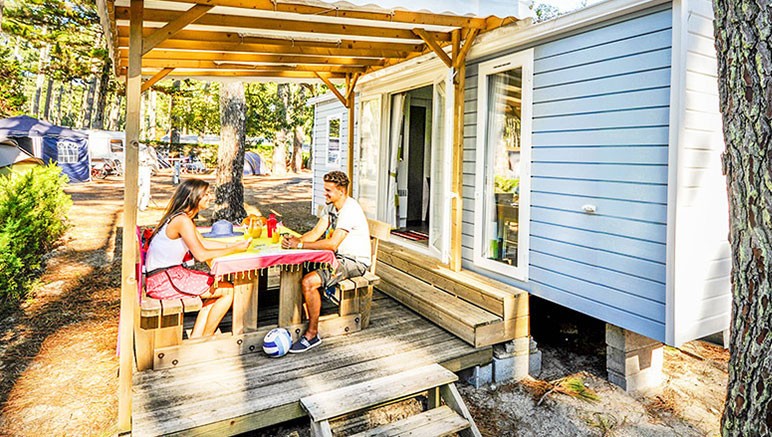 Vente privée Camping 4* Le Domaine de la Marina – La terrasse de votre mobil-home pour profiter des après-midis ensoleillées