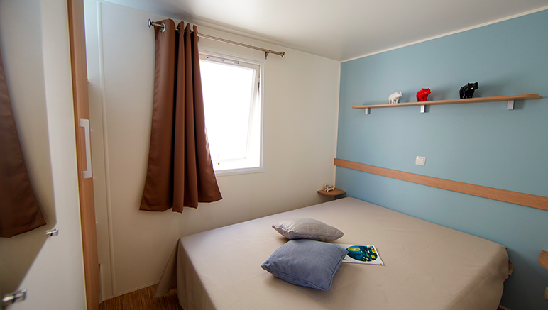 Vente privée Camping 4* Les Flamants Roses – Une chambre avec un lit double (photos variant selon logement)