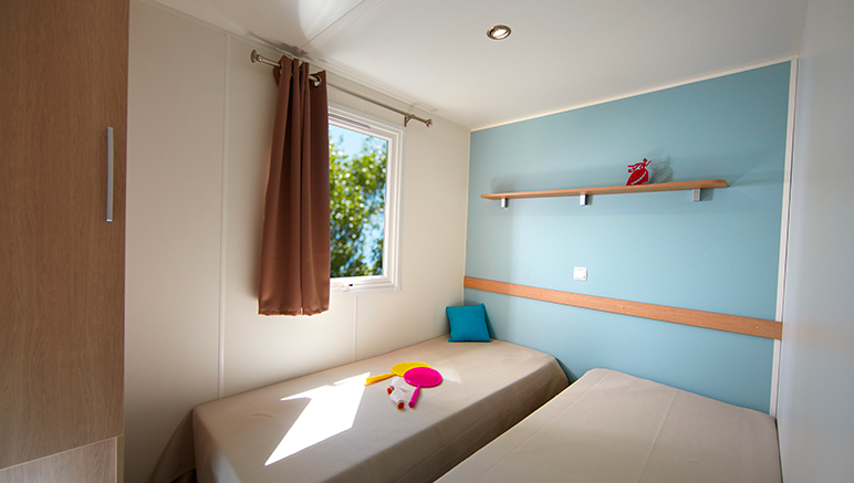 Vente privée Camping 4* Les Flamants Roses – Une belle chambre avec deux lits simples (photos variant selon logement)