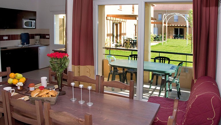 Vente privée Résidence 3* le Clos des Vignes – Séjour lumineux avec un coin cuisine et un agréable balcon