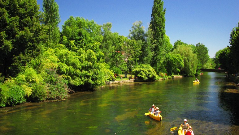 Vente privée Résidence 3* le Clos des Vignes – La Dordogne vous invite à découvrir de nombreuses activités, notamment le kayak