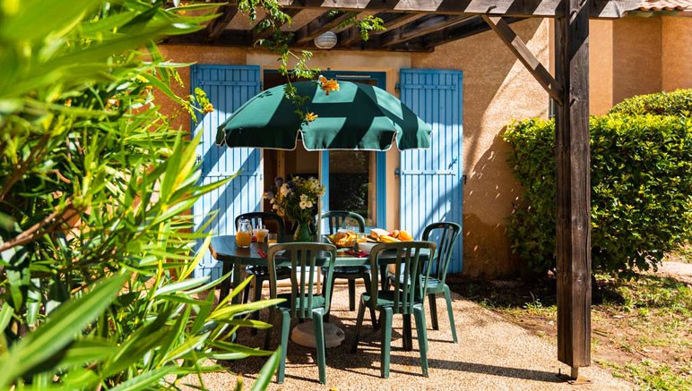 Vente privée Résidence 3* Les Mazets de Gaujac – Agréable terrasse avec salon de jardin