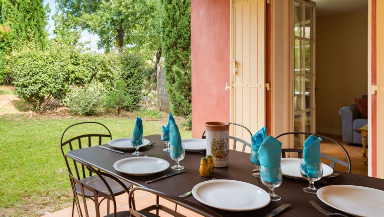 Vente privée Résidence 4* Le Domaine de Fayence – Jardinet et terrasse dans tous les logements