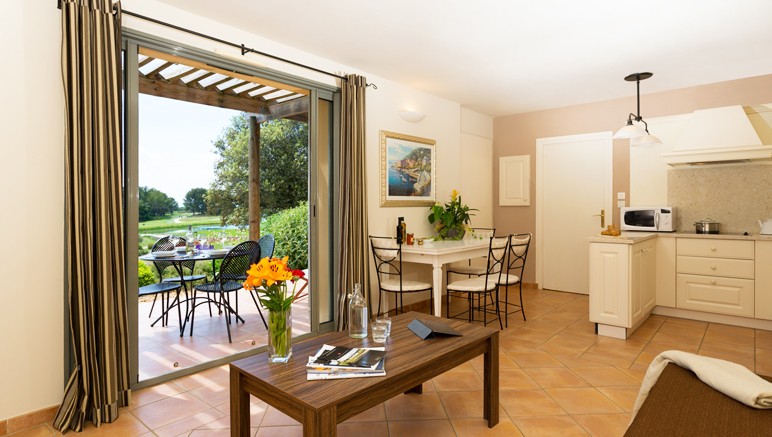 Vente privée Résidence 4* Provence Country Club – Pièce à vivre lumineuse et spacieuse