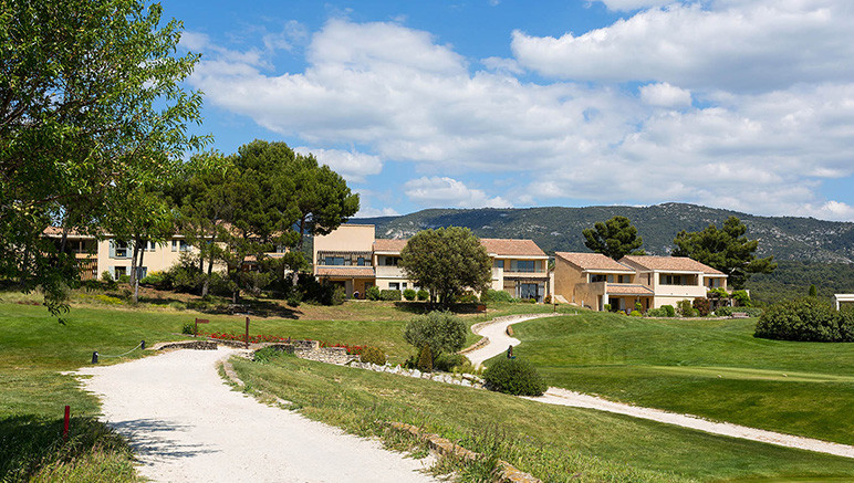 Vente privée Résidence 4* Provence Country Club – Les allées de la résidence calmes et discrètes