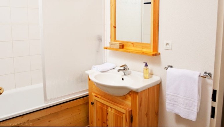 Vente privée Résidence 3* La Fontaine du Roi – Salle de bain avec douche ou baignoire