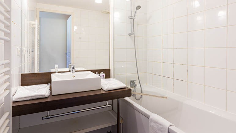 Vente privée Résidence 3* Le Relais du Plessis – Salle de bain avec baignoire