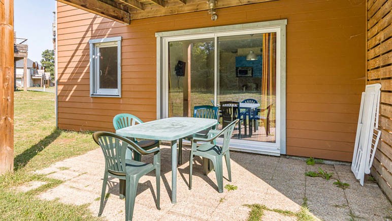 Vente privée Résidence 3* Le Relais du Plessis – Agréable terrasse avec mobilier de jardin