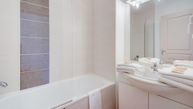 Vente privée Résidence 3* Le Domaine d'Ensérune – Salle de bain avec douche ou baignoire