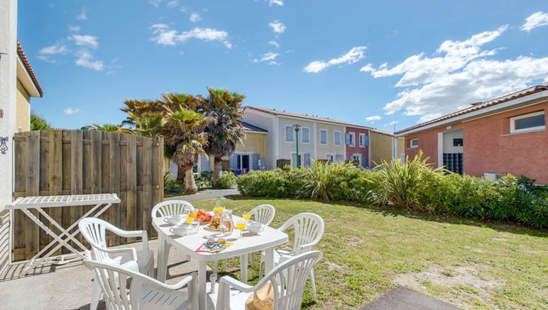 Vente privée Résidence 3* Le Domaine d'Ensérune – Terrasse avec salon de jardin pour chaque maison