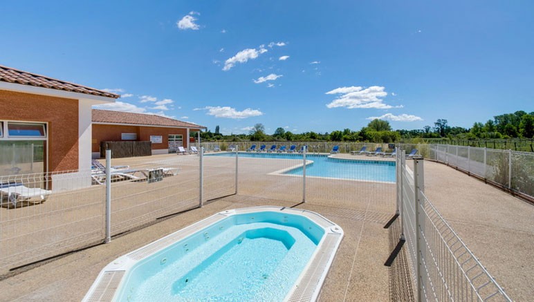 Vente privée Résidence 3* Le Domaine d'Ensérune – L'accès à la piscine extérieure de mai à septembre selon météo