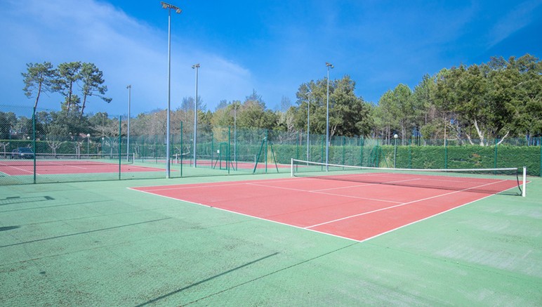 Vente privée Résidence Les Villas du Lac – Courts de tennis en libre accès (matériel en location si besoin)