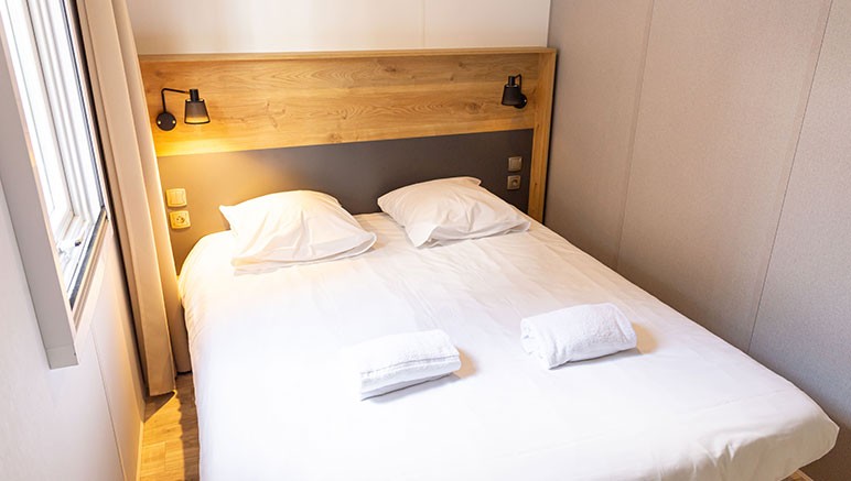 Vente privée Camping 5* l'Orangerie de Lanniron – Une chambre avec un lit double