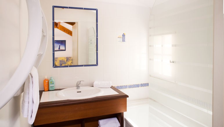Vente privée Résidence Les Mas de Saint Hilaire – Salle de bain avec baignoire