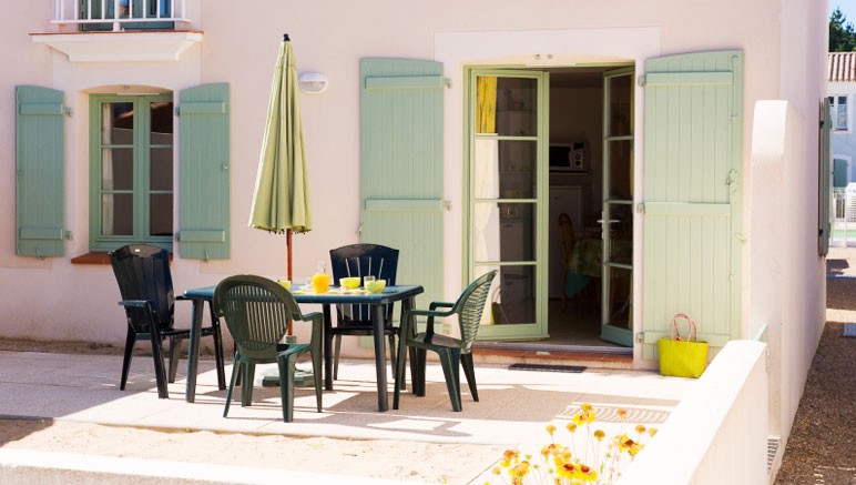 Vente privée Résidence Les Mas de Saint Hilaire – Terrasse avec mobilier de jardin