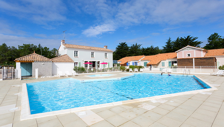 Vente privée Résidence Les Mas de Saint Hilaire – La piscine extérieure chauffée pour profiter du soleil, du 1er Juin au 15 Septembre selon météo