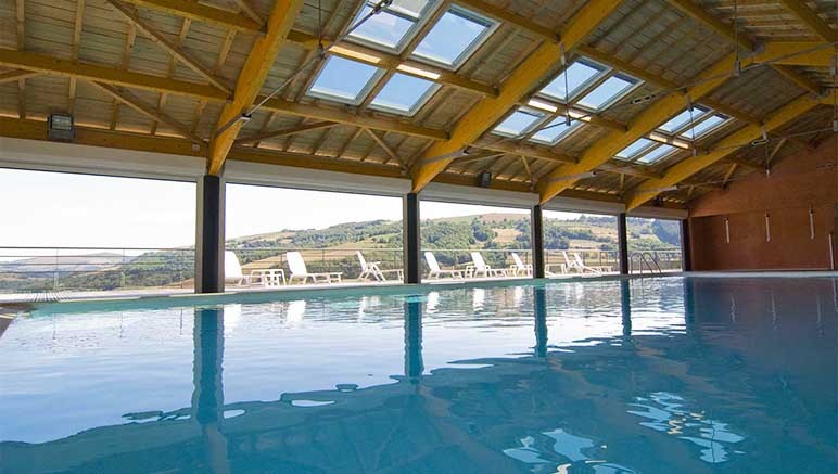 Vente privée Résidence 3* La Marquisié – L'accès à la piscine couverte avec une vue incroyable