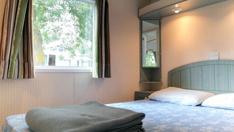 Vente privée Camping 4* Tucan – Une chambre avec un lit double
