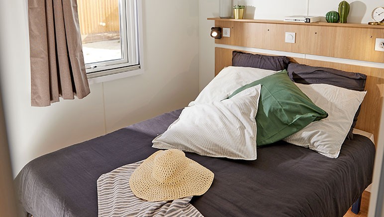 Vente privée Camping 4* Les Jardins du Morbihan – La chambre avec un lit double