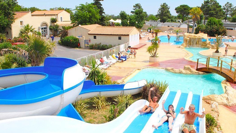 Vente privée Camping 4* Le Domaine des Mûriers – Accès inclus à la piscine extérieure avec toboggans pour petits et grands