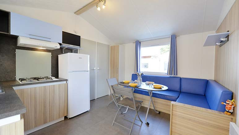 Vente privée Camping 4* l'Étoile de Mer – Séjour spacieux et cuisine équipée de votre mobil-home