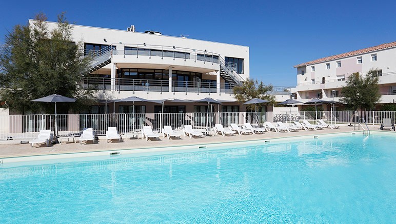 Vente privée Résidence 3* Cap Camargue – L'accès à la piscine extérieure de mi-avril à fin septembre
