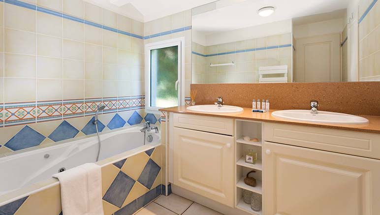 Vente privée Villas La Clairière aux Chevreuils – Salle de bain avec douche ou baignoire