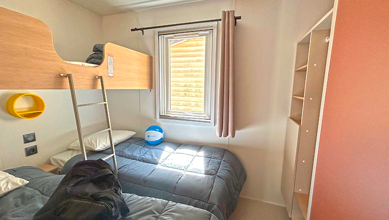 Vente privée Camping 4* Le Robinson – Une chambre avec deux lits simples et un lit transversal