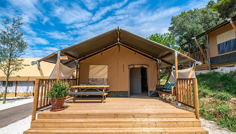 Vente privée Camping 4* Le Village du Port – Vous séjournez dans un logement confort avec terrasse