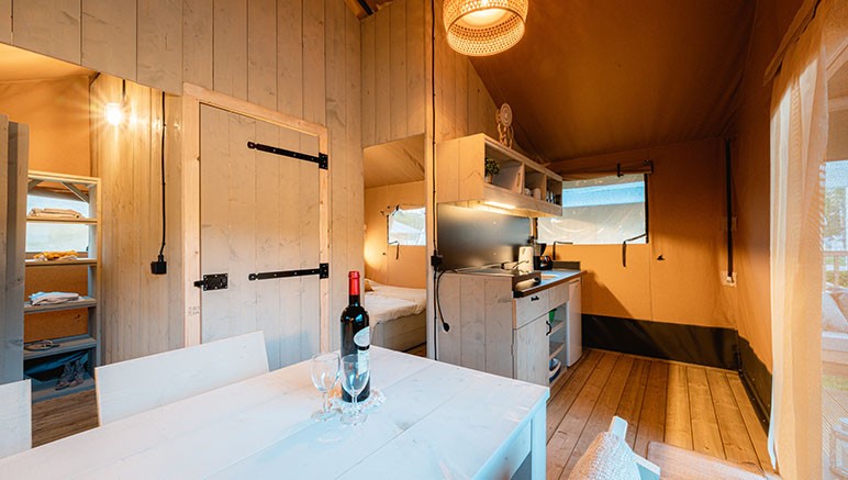 Vente privée Camping 4* Le Village du Port – Un séjour spacieux avec coin cuisine équipé