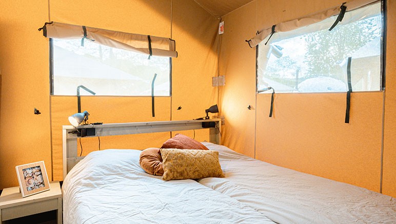 Vente privée Camping 4* Le Village du Port – Une chambre avec un lit double