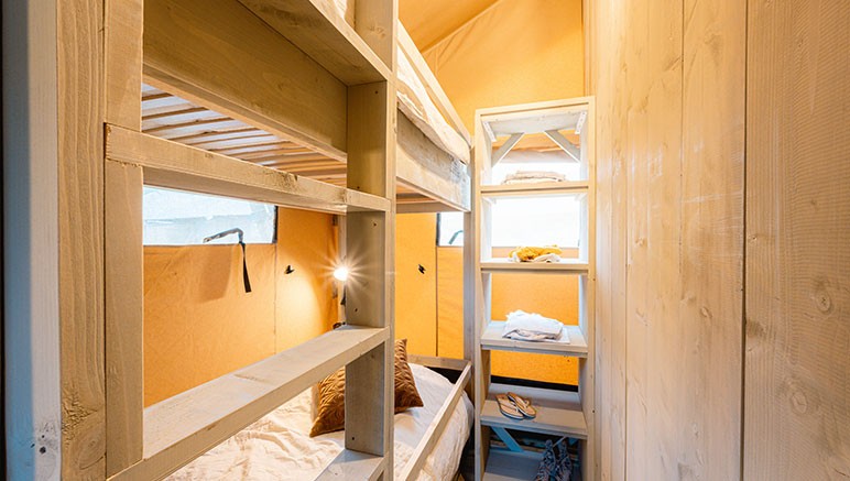 Vente privée Camping 4* Le Village du Port – Chambre avec deux lits superposés