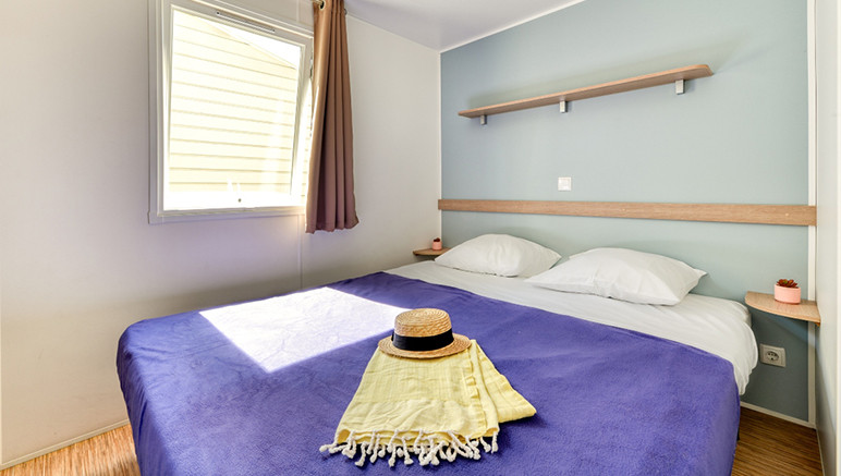 Vente privée Camping 4* Le Lagon d'Argelès – Chambre avec lit double (photo non contractuelle)