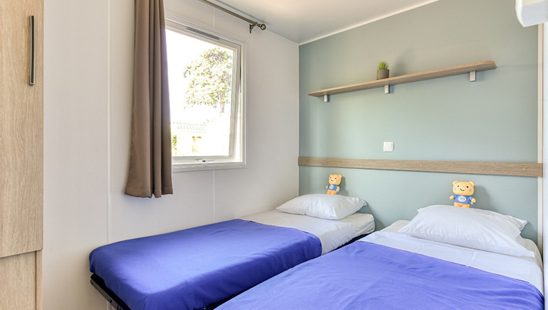 Vente privée Camping 4* Le Lagon d'Argelès – Chambre avec lits simples (photo non contractuelle)