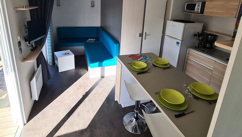 Vente privée Camping 4* l'Atlantique – Le séjour avec coin cuisine ouvert