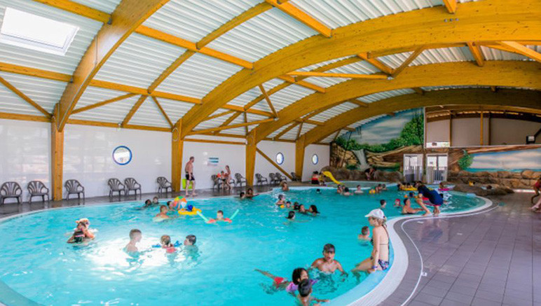Vente privée Camping 4* l'Atlantique – La piscine couverte et chauffée ouverte toute l'année