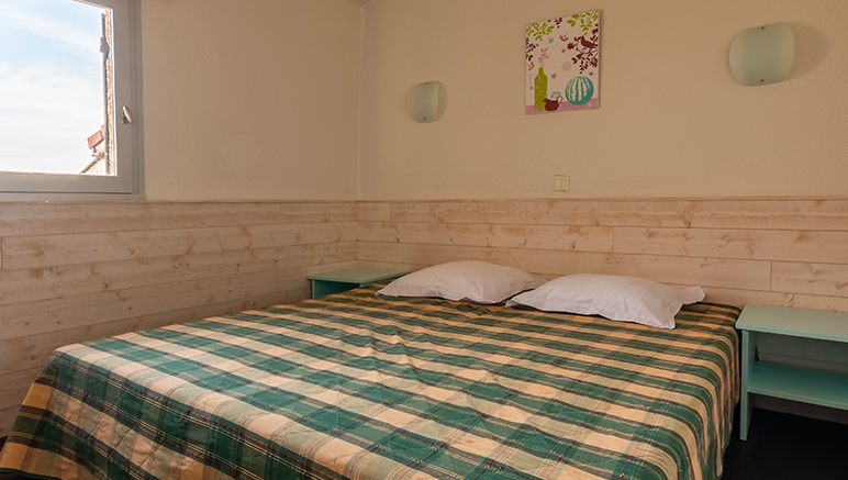 Vente privée Les Monts du Forez – Une chambre avec un lit double