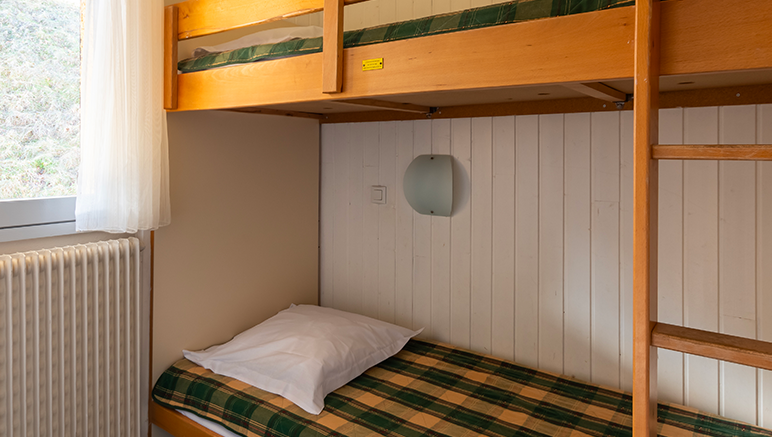 Vente privée Les Monts du Forez – Une chambre avec deux lits superposés