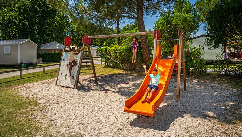 Vente privée Camping 3* L’Orée du Bois – Aire de jeux pour enfants