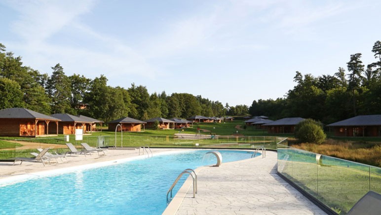 Vente privée Résidence 3* Le domaine des Monédières – L'accès à la piscine extérieure de mi-juin à mi-septembre