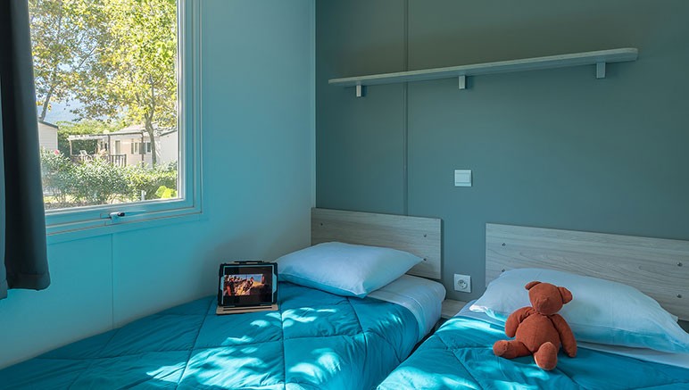 Vente privée Camping 3* la plage Argeles – Chambre avec deux lits simples (photos variant selon logement)