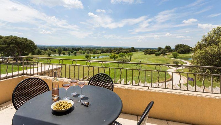 Vente privée Domaine 4* Provence Country Club – Profitez de votre agréable balcon