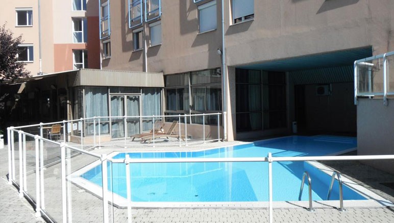 Vente privée Hôtel 3* Adonis Gap – La piscine extérieure accessible de juin à septembre